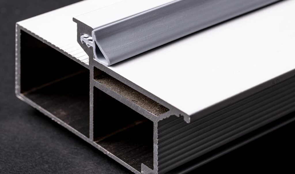Ościeżnice ReadyToFit (RTF) wykonane zostały w całości z aluminium, dzięki czemu są odporne na działanie wilgoci. W standardzie każda ościeżnica jest zapodkładowana i przygotowana do malowania farbami ściennymi. Istnieje możliwość zamówienia ościeżnic lakierowanych proszkowo w dowolnie wybranym kolorze z palety RAL.